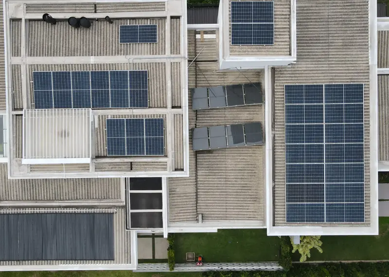 Vista aérea de casa em condomínio com módulos em vários telhados